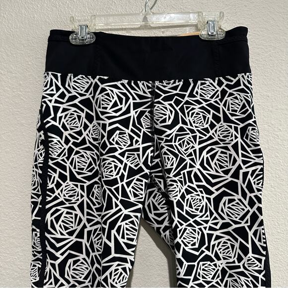 Lululemon Real Quick Crop Leggings Posey Black White Rose SZ 6 - Picture 9 of 12